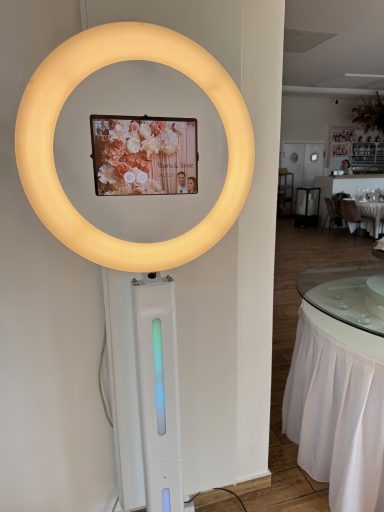 Ein beleuchteter Ring mit einem Bildschirm, der an einer Wand steht.