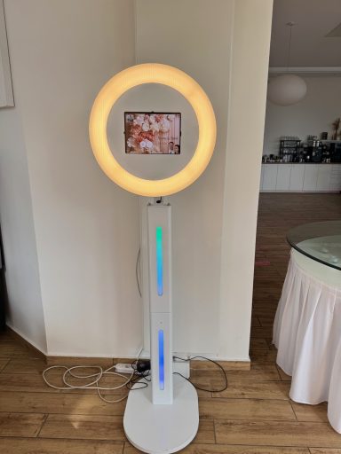 Ein schlanker, beleuchteter Stand mit einem Bildschirm in der Mitte.